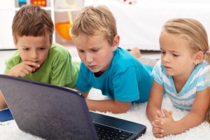 Kinder surfen im Internet